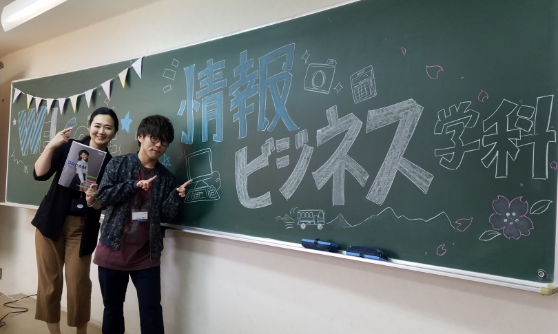 ▲中央情報経理専門学校 情報ビジネス学科へようこそ！な神邉先生と石田先輩。情報ビジネス学科は、事務を中心として、ITデザイン、観光、経営経理まで、幅広くフォローします！