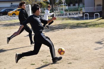 サッカーしてます