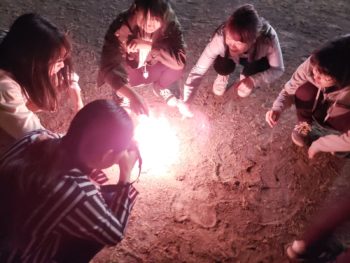 さる小の校庭にて花火タイム。みんなで楽しく！