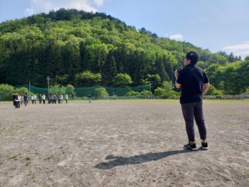 画像３さる小の校庭でレクする様子