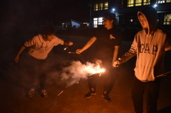 さる小の校庭で花火。