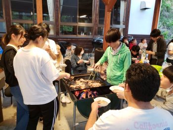 さる小のBBQ棟にて。もりもり焼いてます。