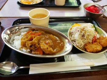 さる小のカレー給食