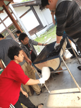 さる小のBBQ棟で火起こしする２年生