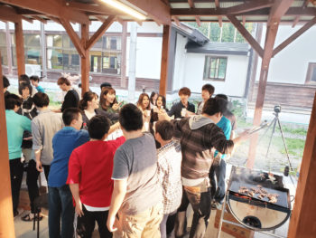 さる小のBBQ棟で乾杯！する様子