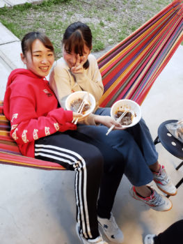 さる小のBBQ棟のハンモックの上で