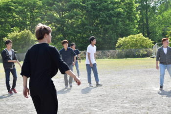 さる小の校庭にてドッジボール。真剣な表情。