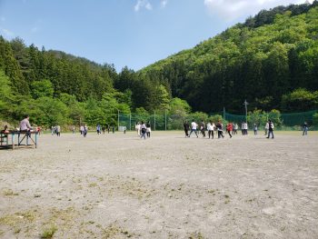 画像４さる小の校庭でレクする様子