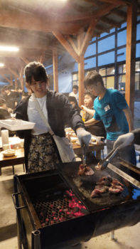 さる小のBBQ棟にて。軍手で焼いてます。