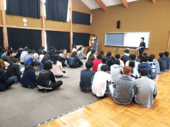 さる小の多目的ホールにて課題発表の様子