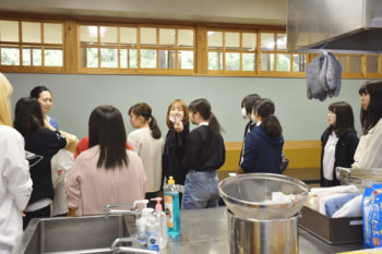 画像６さる小の調理室より野菜準備