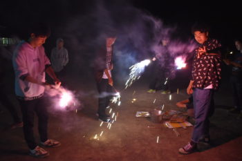 さる小の校庭で花火