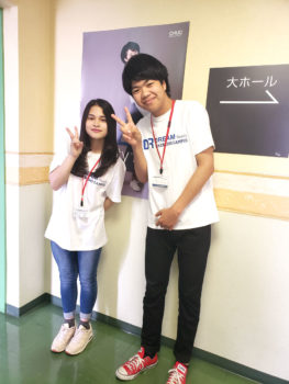 エレベーターの前の手伝い在校生