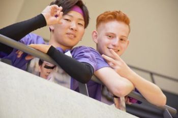 観客席から除く学生。Tシャツに担任の先生の顔が印刷されているような…？