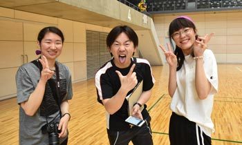 カメラマンと先生。笑顔の学生と、はじけた柳田先生。