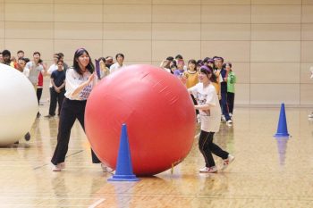 大玉転がしの様子。大きい！