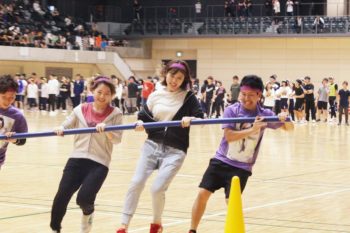 台風の目の様子。４人で一つの棒を回しています。全力！