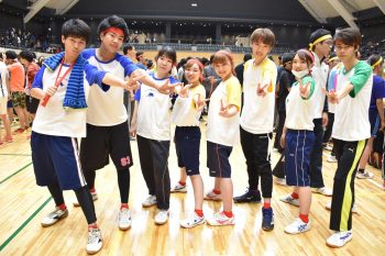 集合写真。ピースで円陣。