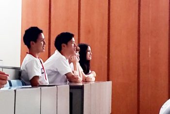 イベントムービー視聴中。さる小、かわせみ祭、国内研修旅行（ディズニー）色々見ました♪