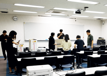 パソコン講座（Word）準備中の様子