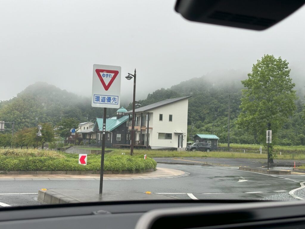 安中榛名駅前ラウンドアバウト交差点_ゆずれ標識