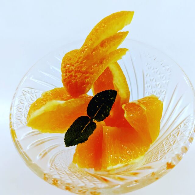 【本日の学生の料理🍳】「二人三脚」

題材：東北地方の郷土料理

今日のメニュー：
☆きりたんぽ鍋☆
　きりたんぽは今回ご飯を炊いていちから作りました。炊いたお米を、手に塩水を付けて形を整えて串に刺し、フライパンで焦げ目が付くまで焼きました。きりたんぽがなぜ穴が開いているのか調べてみたところ、穴の役割は鍋つゆをしっかりと染み込ませる為にあるそうです。きりたんぽ鍋は、あらかじめ鍋つゆを作っておきます。鍋つゆは、隠し味に味噌を加えてコクをプラスしました。鶏肉を胡麻油で炒め（胡麻油で炒めることによって鶏肉の風味を際立たせる）、炒めた鶏肉の中に水１２００ｃｃと鍋つゆを加え煮ます。煮立ったものを１０分～１５分ほど冷ますことで鶏肉に味を染み込ませることを工夫しました。冷ましたものをまた火にかけて煮立たせたら、ごぼう・舞茸・大根・人参を入れて火が通るまで煮ます。火が通ったらネギときりたんぽを入れて２～４分程度煮詰めたら完成です！

☆なます☆
　人参と大根で作った「紅白なます」です。青森県全域で食べられている郷土料理です。塩でもんでしっかり水気を切り、酢と砂糖を使って味付けしました。さっぱりとした味わいが夏にぴったりの料理です。

☆ずんだ餅☆
　今が旬の枝豆を使った「ずんだ餅」は、宮城県全域で食べられている郷土料理です。枝豆を取り出す際に豆についている薄皮も取ることによって、餡がより滑らかに仕上がりました。

☆カットフルーツ☆
　オレンジを使って、飾り切りの練習をしました！

#中央農業大学校
#東北の郷土料理
#きりたんぽ
#きりたんぽ鍋
#なます
#紅白なます
#ずんだ餅
#枝豆
#オレンジ
#飾り切り
#練習