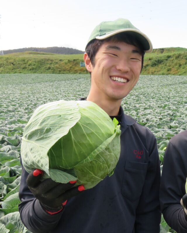 【８月４日オープンキャンパスに参加する卒業生をご紹介！】

～野菜の接木で活躍する先輩～

8月4日(日)
🌻夏休みスペシャル🌻オープンキャンパスに参加する卒業生をご紹介！

2020年に本校を卒業後、野菜の接木苗生産において全国屈指の生産量を誇っている前橋市内の企業に就職。

現在では花形ともいえる接木を行う部署において中心人物として活躍中！

※接木とは　花や実をつける「穂木」と根の部分になる「台木」２つの異なる植物を繋ぎ合わせる技術。病害に強い苗を作る事などを目的として行われる。

【開催日】
日程：8月４日(日)
時間：10:00-15:00(受付開始9:00-）
場所：中央農業大学校
　　　群馬県前橋市南町2-31-1

お気軽にご参加ください！！

#中央農業大学校
#群馬県
#前橋市
#専門学校
#学生
#農業
#スマート農業
#農業男子
#農業女子
#オープンキャンパス