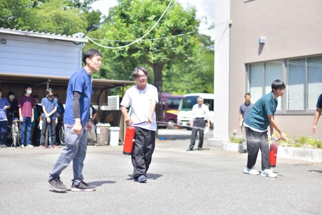 【避難訓練🔥】

先週の終業日に避難訓練と水消火器による消火訓練を実施しました。
自然と密接に関わる農業分野を学んでいる中央農業大学校の学生たち。
様々な自然の恩恵を受ける一方で、地震や水害など時に自然災害が大きな被害をもたらす事もあります。
様々な恵みをもたらしてくれる事に感謝しつつ、万が一の際に被害を最小限に抑えるにはどうしたら良いかを、改めて考え直す貴重な1日となりました。
皆さんも日頃から備えを万全に⚠️

#地震 #火事 #避難訓練 #災害 #消火器 #防災 #専門学校 #中央農業大学校 #群馬 #前橋 #農業 #自然災害