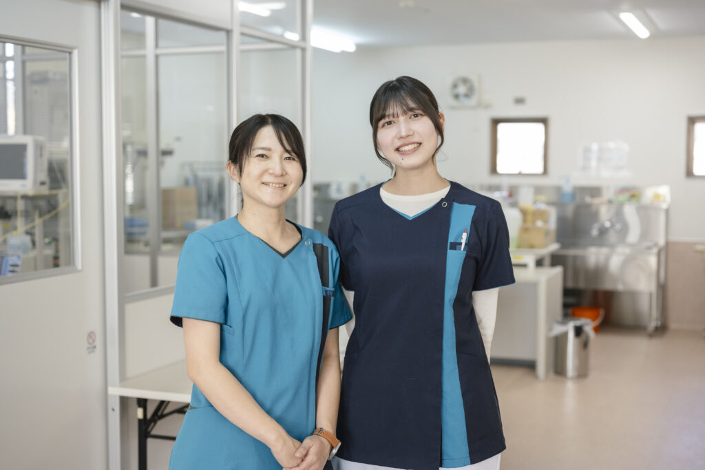 中央動物看護専門学校の学生と先生が交流している様子