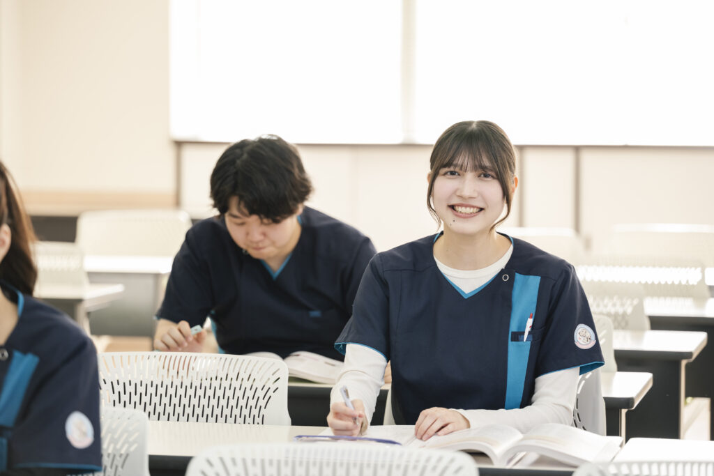 国家試験に向けて勉強する愛玩動物看護学科の学生
