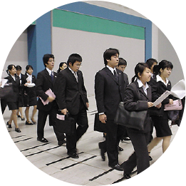 就職ガイダンスに参加する学生