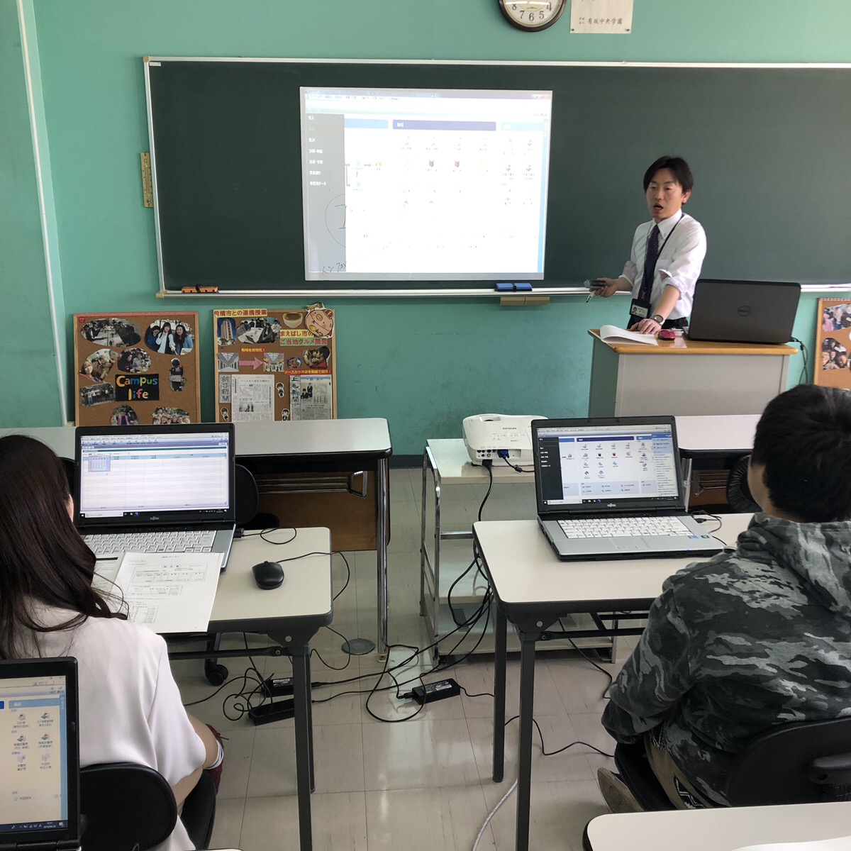 元気に簿記の基本をわかりやすく教える柳田先生