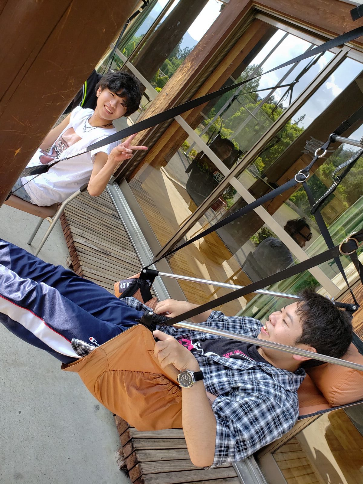 画像１２さる小の多目的ホールの軒下のハンモックから観戦