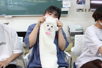 アルパカのマフラーをもらった女の子