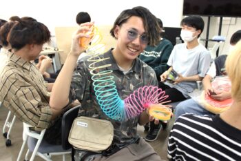 おもちゃをもらった男の子