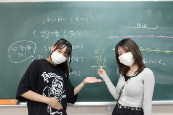 黒板を指さす女の子