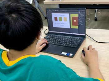 パソコンを使う男の子