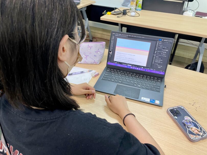 パソコンを使う女の子