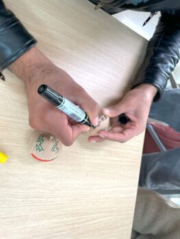 コマに母国語で文字を書く留学生