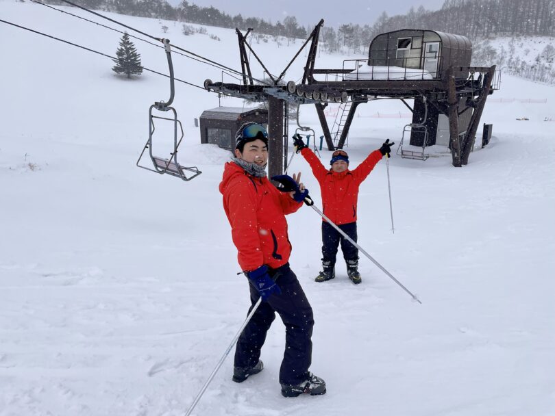 スキー場で楽しむ2人の学生