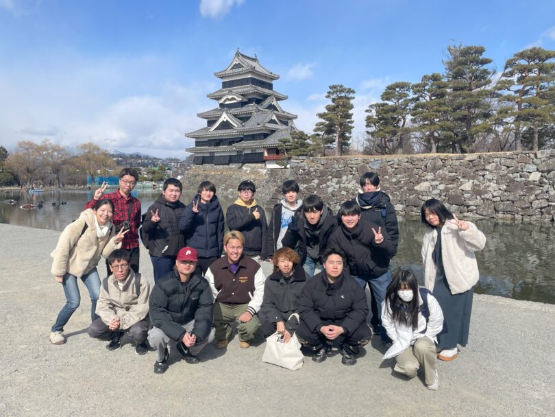 松本城前での集合写真