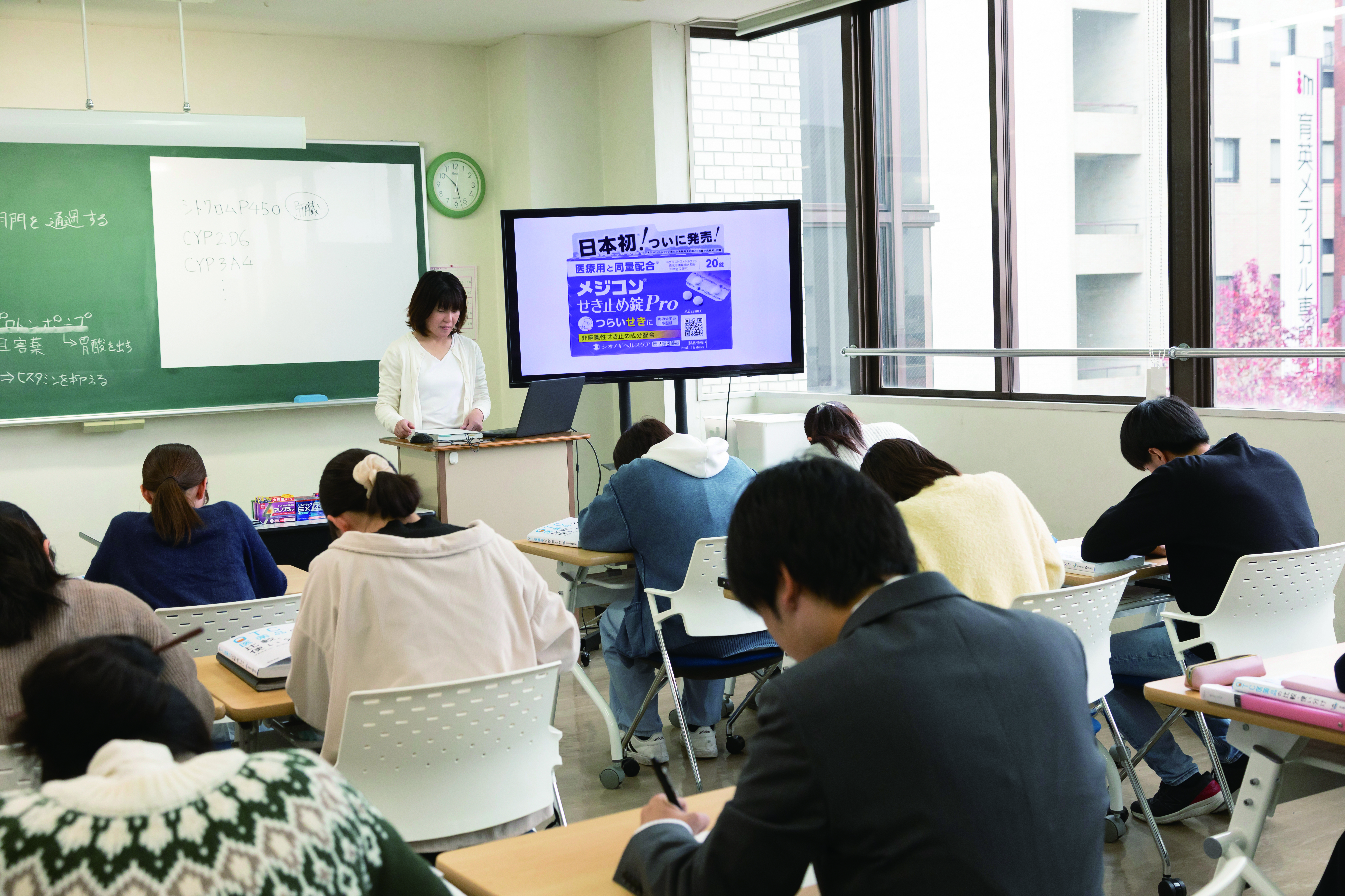 医薬品登録販売者試験対策授業の様子