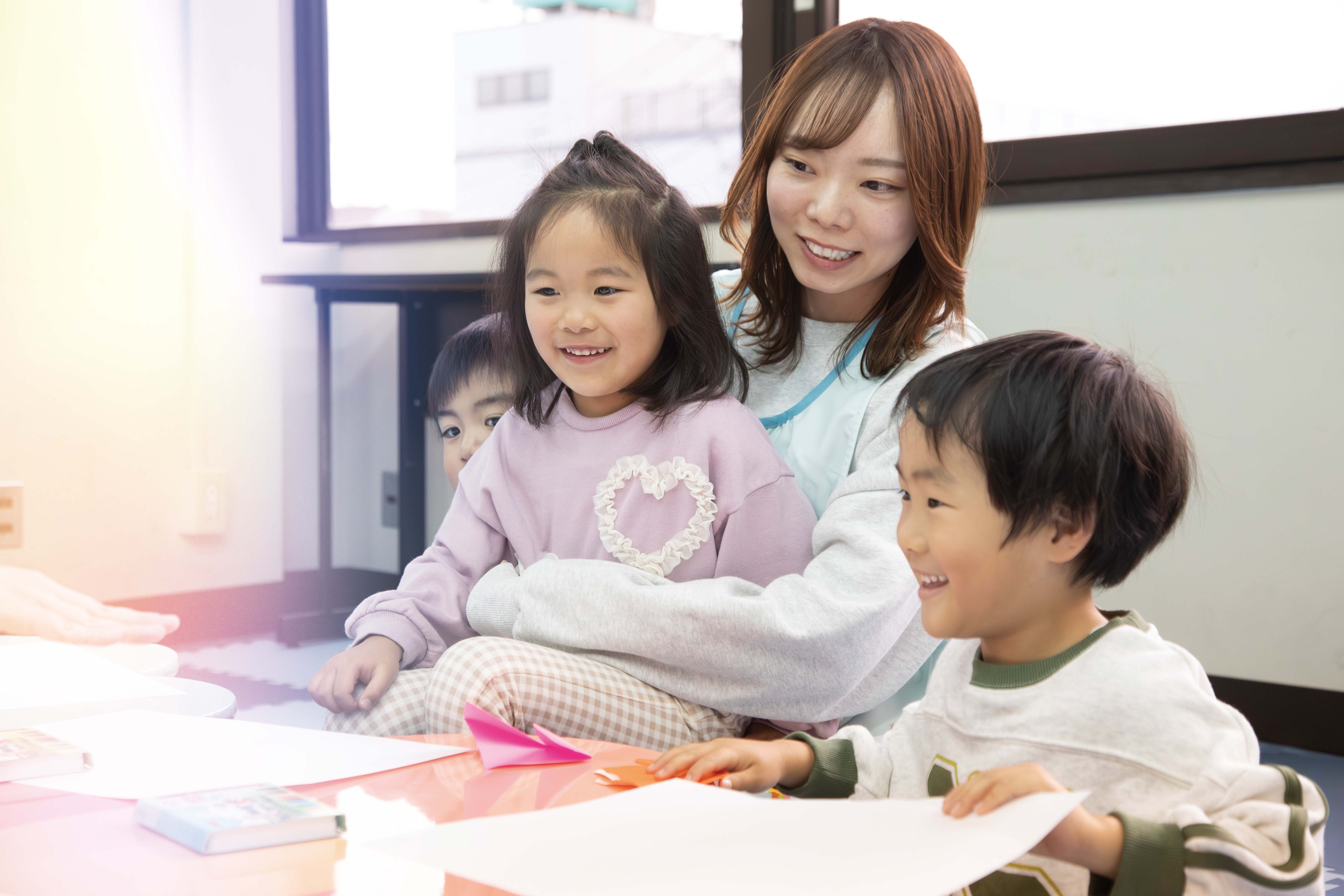 子どもたちと関わる保育士の様子