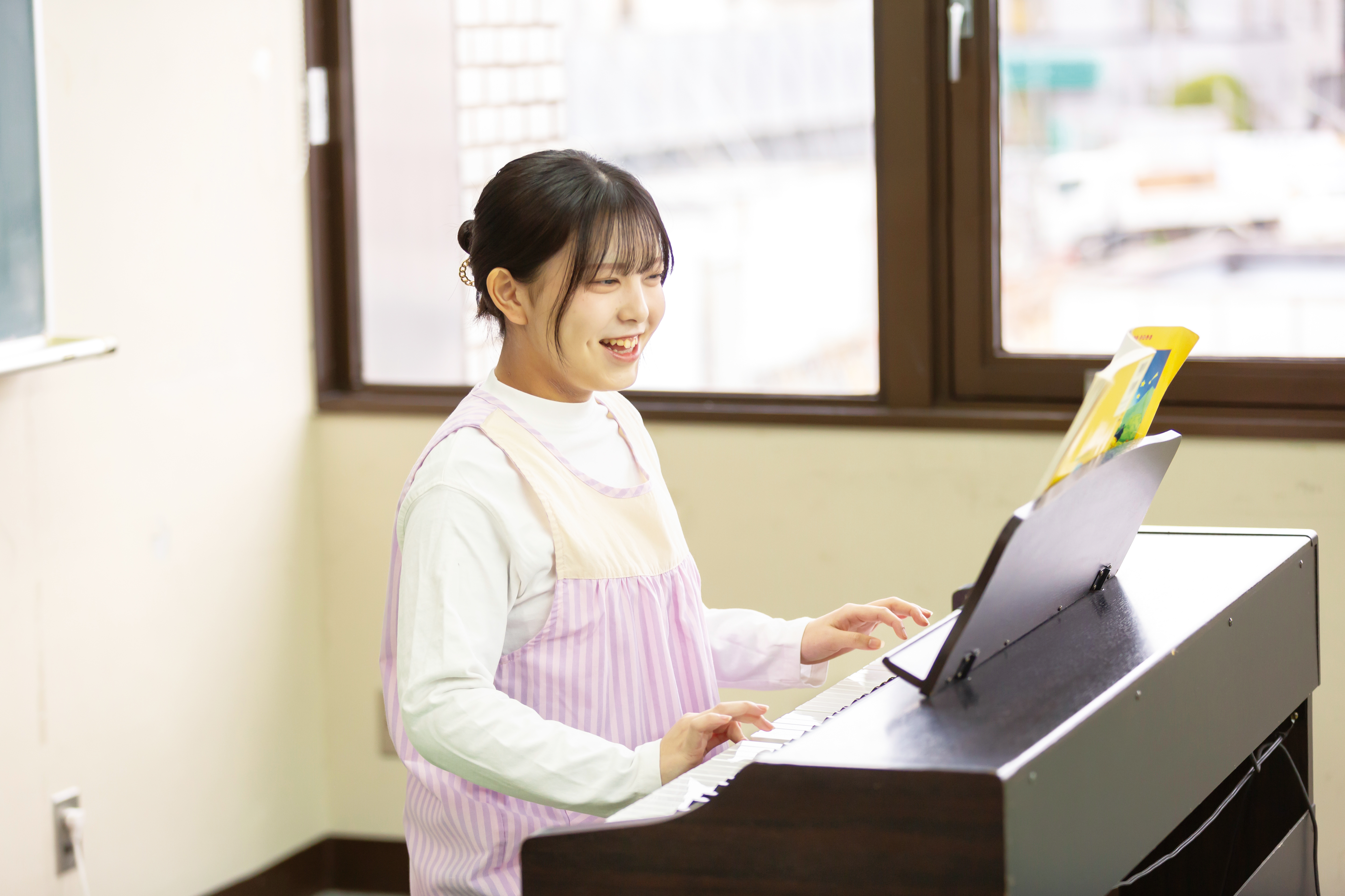 保育士を目指す学生のピアノ練習風景