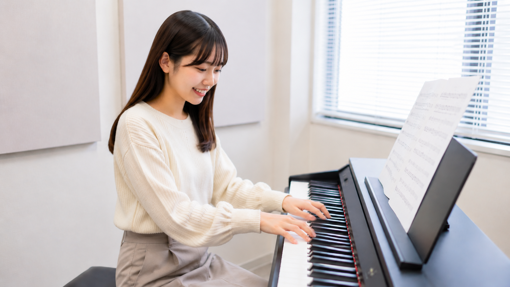 保育士を目指す学生のピアノ練習風景