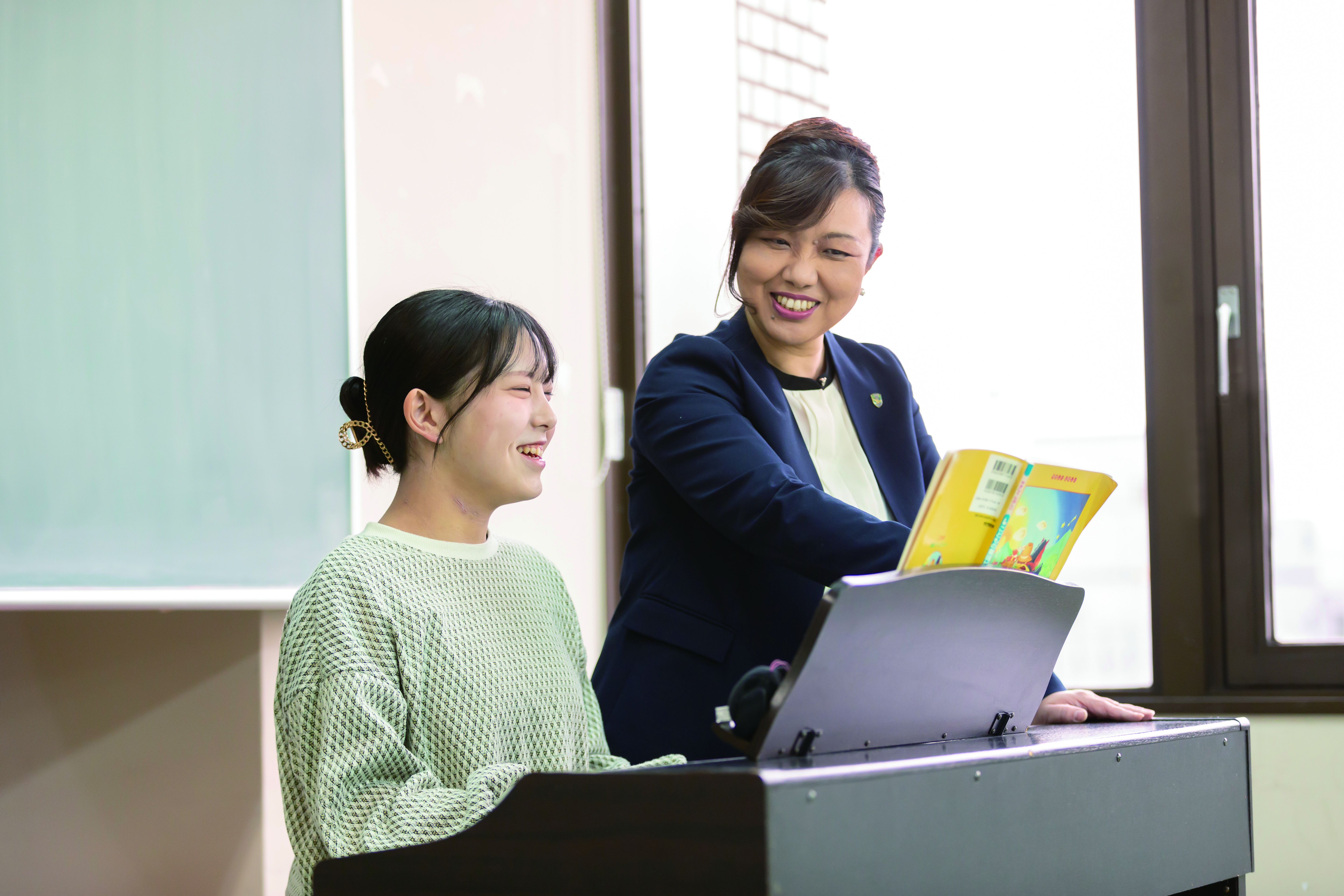 保育士を目指す学生のピアノレッスン風景