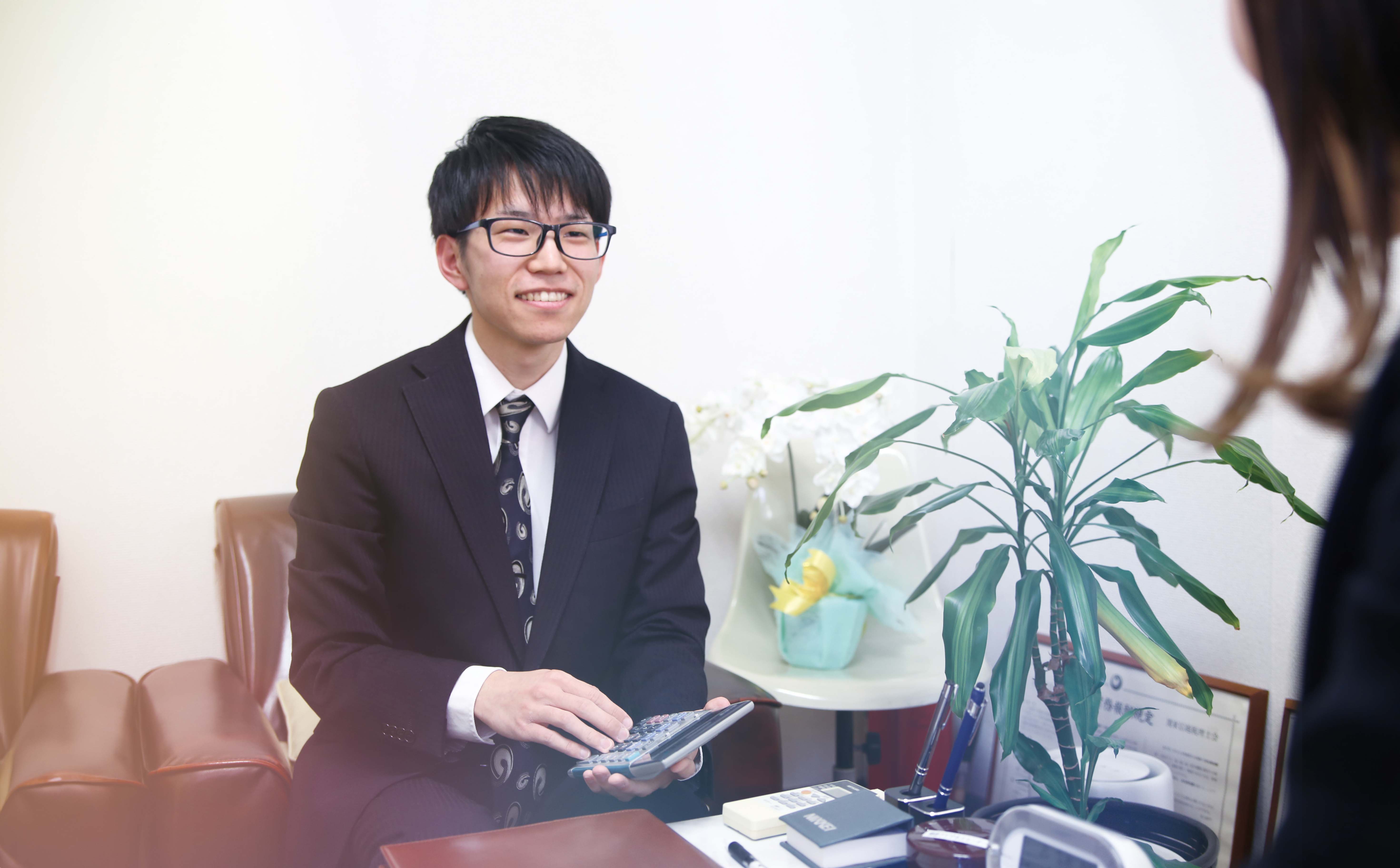 税理士補助の仕事をするオフィススタッフ