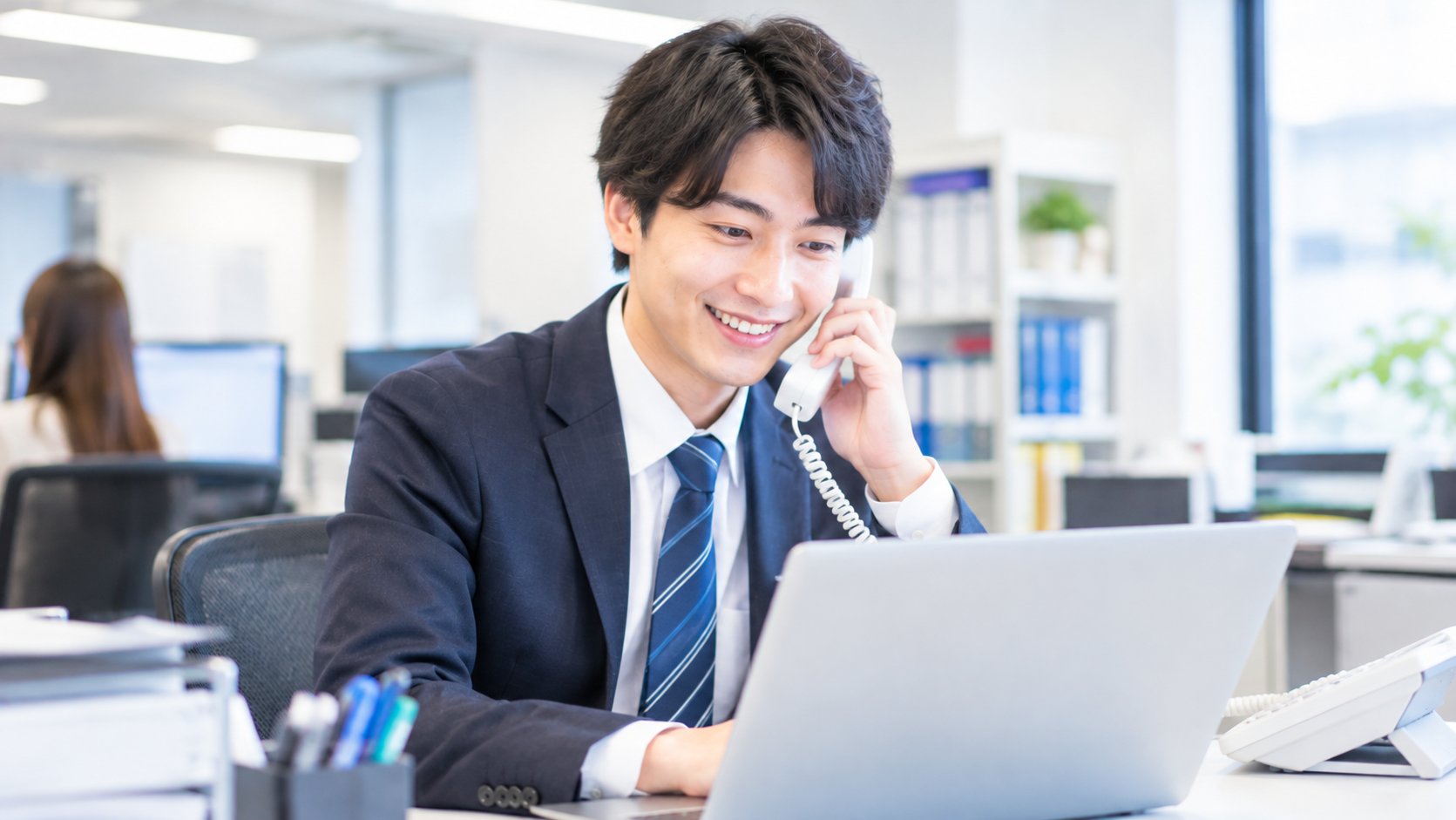 営業事務の仕事風景