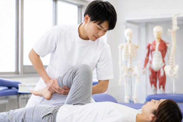 柔道整復師が患者の身体の状態を確認し施術を行っている様子