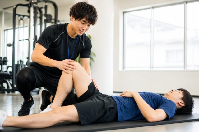 スポーツトレーナーとして選手のコンディショニングやトレーニングをサポートする様子
